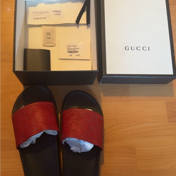 100% authentic Gucci Men’s Red Leather Embossed Slide Sandals with Black Footbed - Picture 4 of 7